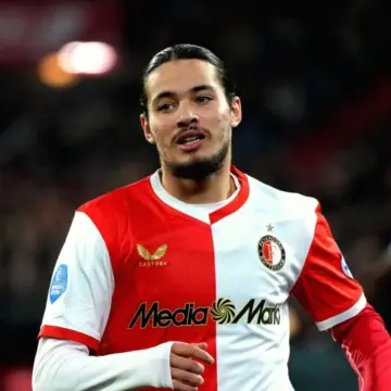 التشكيلة المتوقعة لفريق فينورد: فان بيرسي يحسم قراره النهائي بشأن هاج موسى